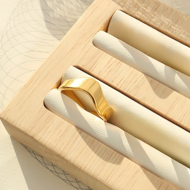 18K Forgyldt Titaniumstål Bølget Ring – Minimalistisk & Moderne Design - Lilla Villa