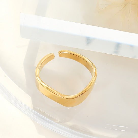 18K Forgyldt Titaniumstål Bølget Ring – Minimalistisk & Moderne Design - Lilla Villa