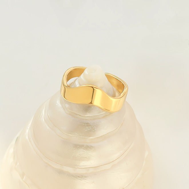 18K Forgyldt Titaniumstål Bølget Ring – Minimalistisk & Moderne Design - Lilla Villa