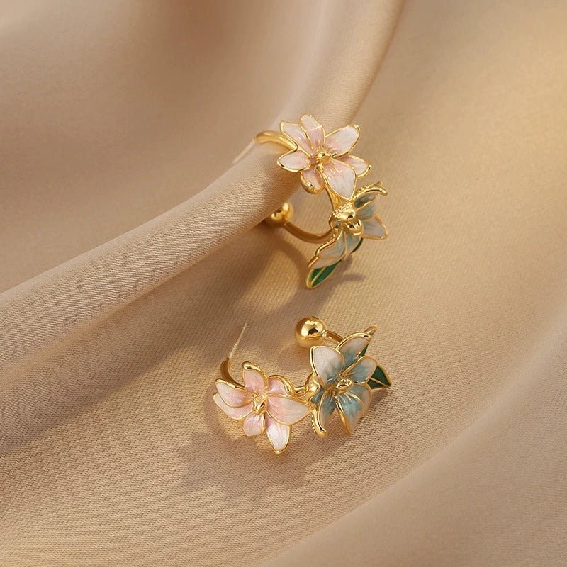 18K Forgyldte Blomsterøreringe med Emalje – Elegant og Unikt Design - Lilla Villa