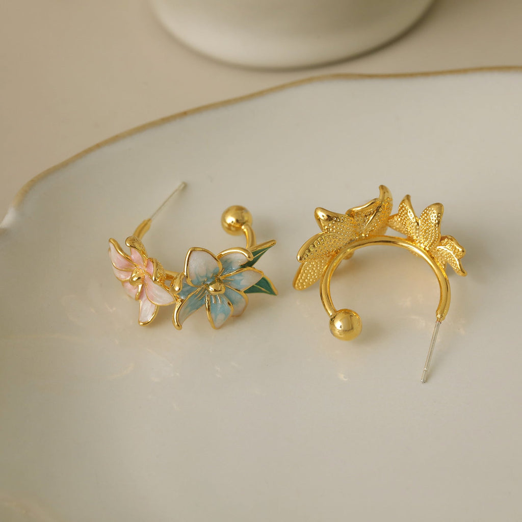 18K Forgyldte Blomsterøreringe med Emalje – Elegant og Unikt Design - Lilla Villa