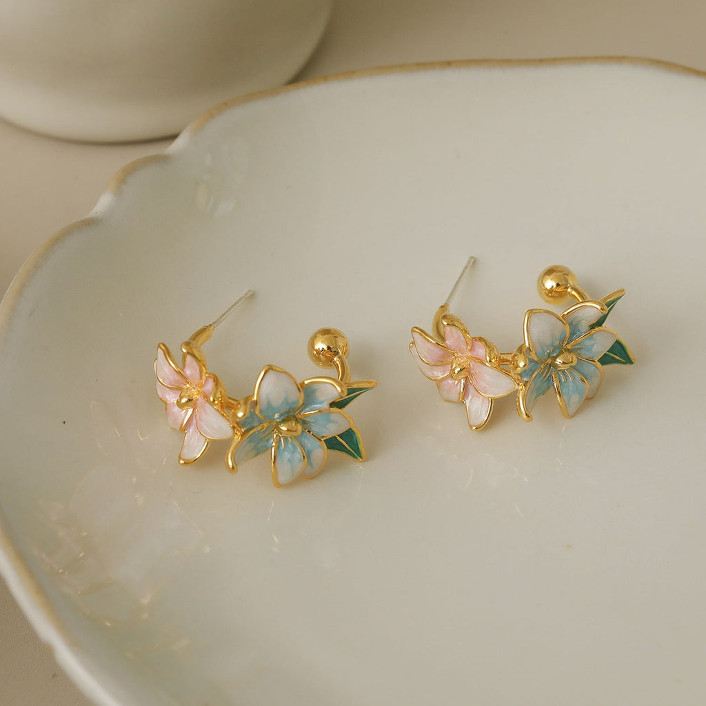 18K Forgyldte Blomsterøreringe med Emalje – Elegant og Unikt Design - Lilla Villa
