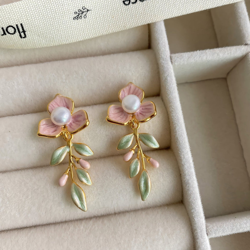 18K Forgyldte Blomsterøreringe med Emalje og Ferskvandsperle - Grøn & Lyserød - Lilla Villa