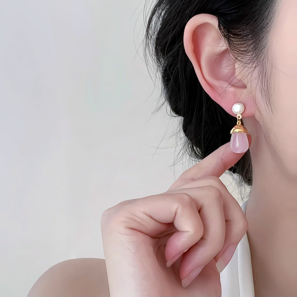 18K Forgyldte Øreringe med Lyserød Chalcedon (naturlig halvædelsten) og Ferskvandsperle – Elegant og Feminin Stil - Lilla Villa