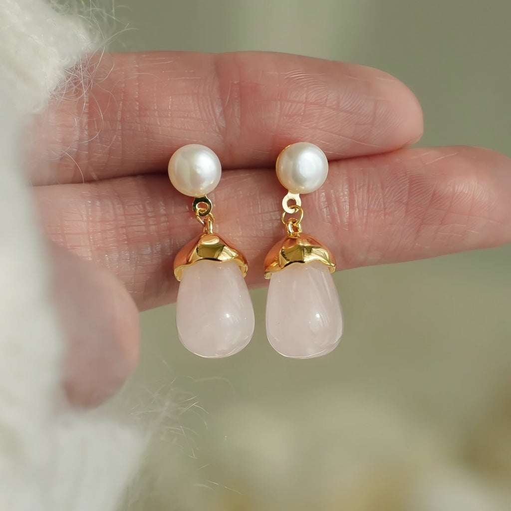 18K Forgyldte Øreringe med Lyserød Chalcedon (naturlig halvædelsten) og Ferskvandsperle – Elegant og Feminin Stil - Lilla Villa