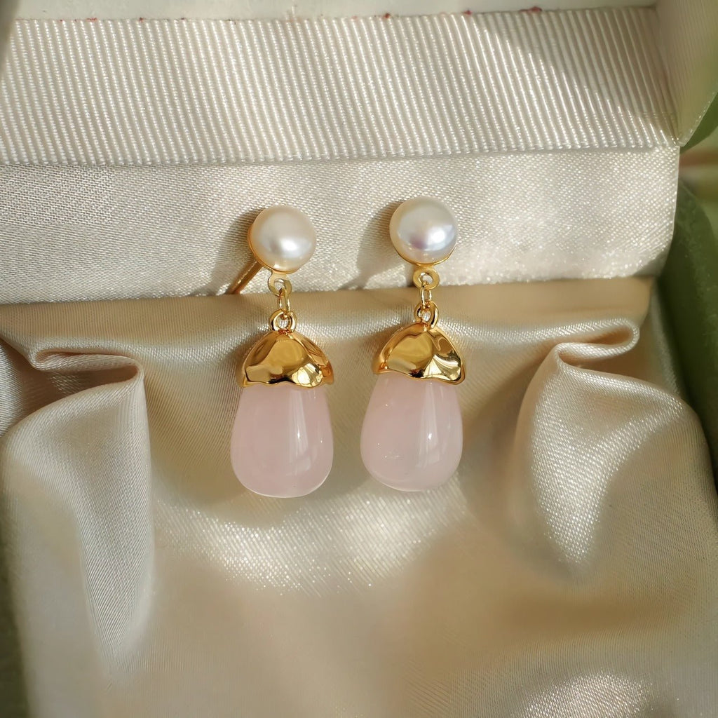 18K Forgyldte Øreringe med Lyserød Chalcedon (naturlig halvædelsten) og Ferskvandsperle – Elegant og Feminin Stil - Lilla Villa