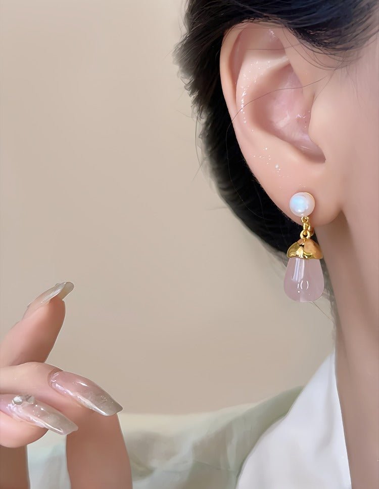 18K Forgyldte Øreringe med Lyserød Chalcedon (naturlig halvædelsten) og Ferskvandsperle – Elegant og Feminin Stil - Lilla Villa