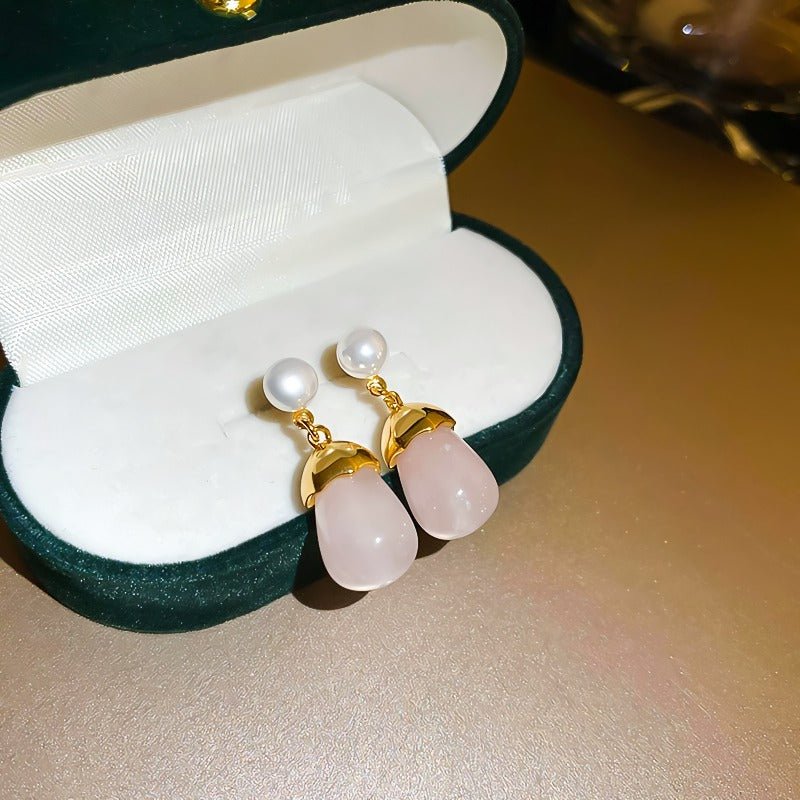 18K Forgyldte Øreringe med Lyserød Chalcedon (naturlig halvædelsten) og Ferskvandsperle – Elegant og Feminin Stil - Lilla Villa