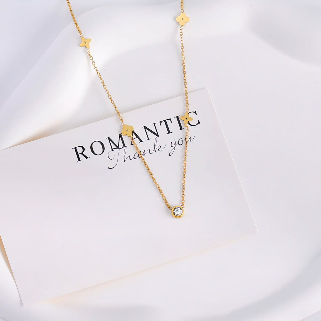 18K Guld Belagt Rustfrit Stål Halskæde med Krystal og Blomsterformede Detaljer – Elegant og Tidløst Design - Lilla Villa