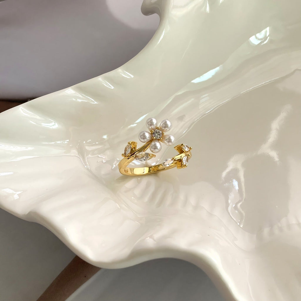 18K Guldbelagt Justerbar Blomster Ring med Perler og Zirkonia – Elegant og Feminint Design - Lilla Villa