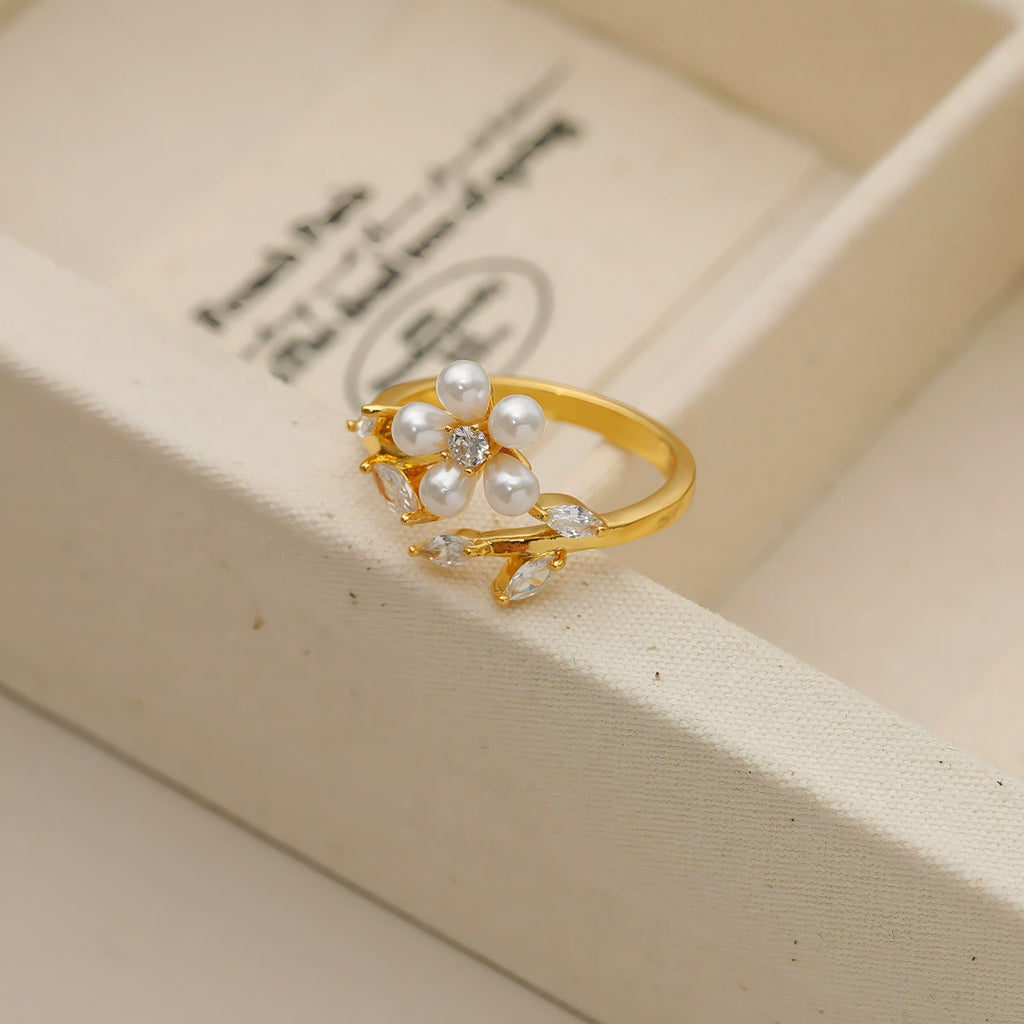 18K Guldbelagt Justerbar Blomster Ring med Perler og Zirkonia – Elegant og Feminint Design - Lilla Villa