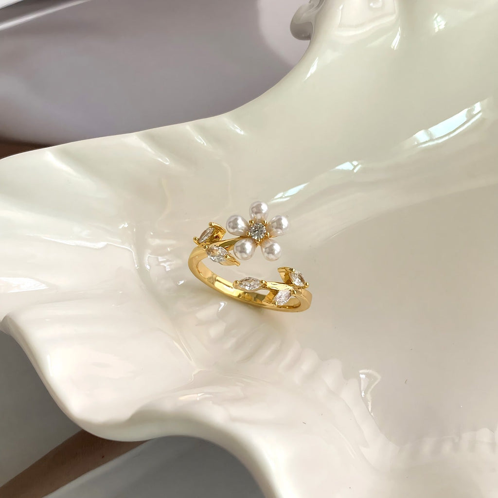 18K Guldbelagt Justerbar Blomster Ring med Perler og Zirkonia – Elegant og Feminint Design - Lilla Villa