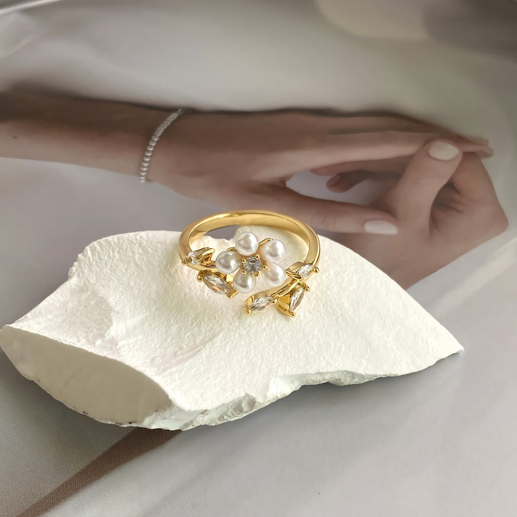18K Guldbelagt Justerbar Blomster Ring med Perler og Zirkonia – Elegant og Feminint Design - Lilla Villa