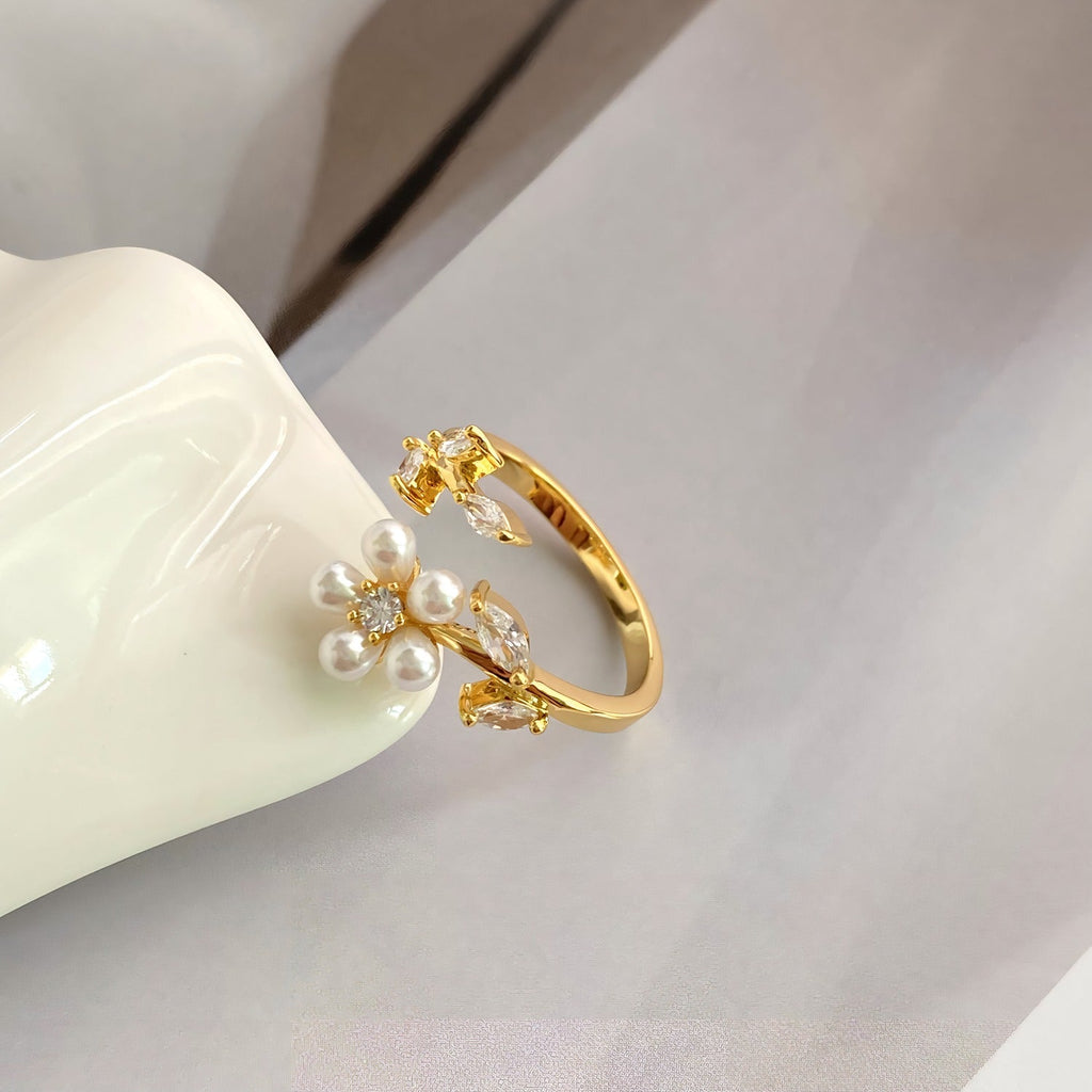 18K Guldbelagt Justerbar Blomster Ring med Perler og Zirkonia – Elegant og Feminint Design - Lilla Villa