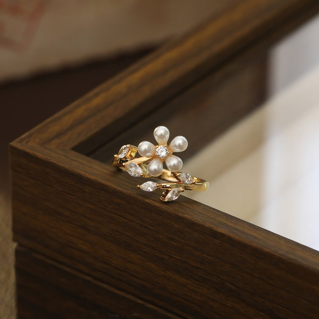 18K Guldbelagt Justerbar Blomster Ring med Perler og Zirkonia – Elegant og Feminint Design - Lilla Villa