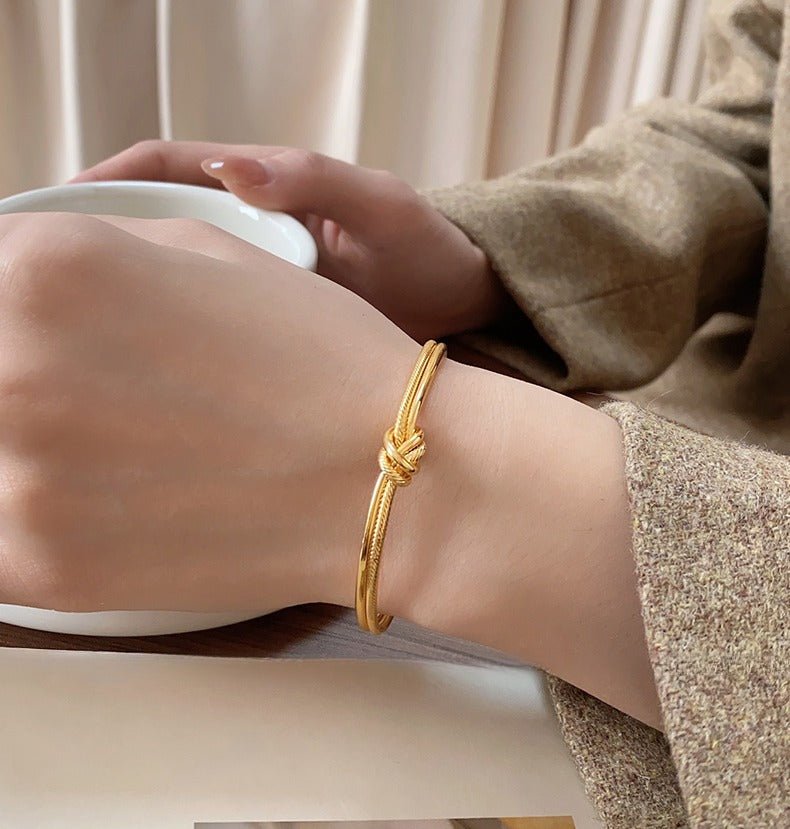 18K guldbelagt/forgyldt håndlavet knudeåben armbånd i minimalistisk design - Lilla Villa