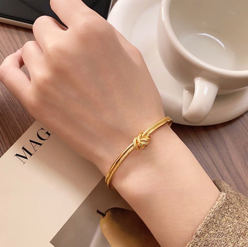 18K guldbelagt/forgyldt håndlavet knudeåben armbånd i minimalistisk design - Lilla Villa