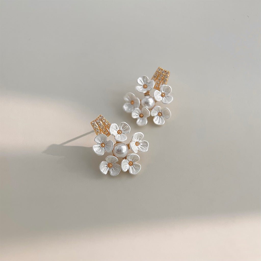 925 Sølvnål 14K Forgyldt Håndlavede Øreringe med Blomsterdesign og Perledetaljer - Lilla Villa
