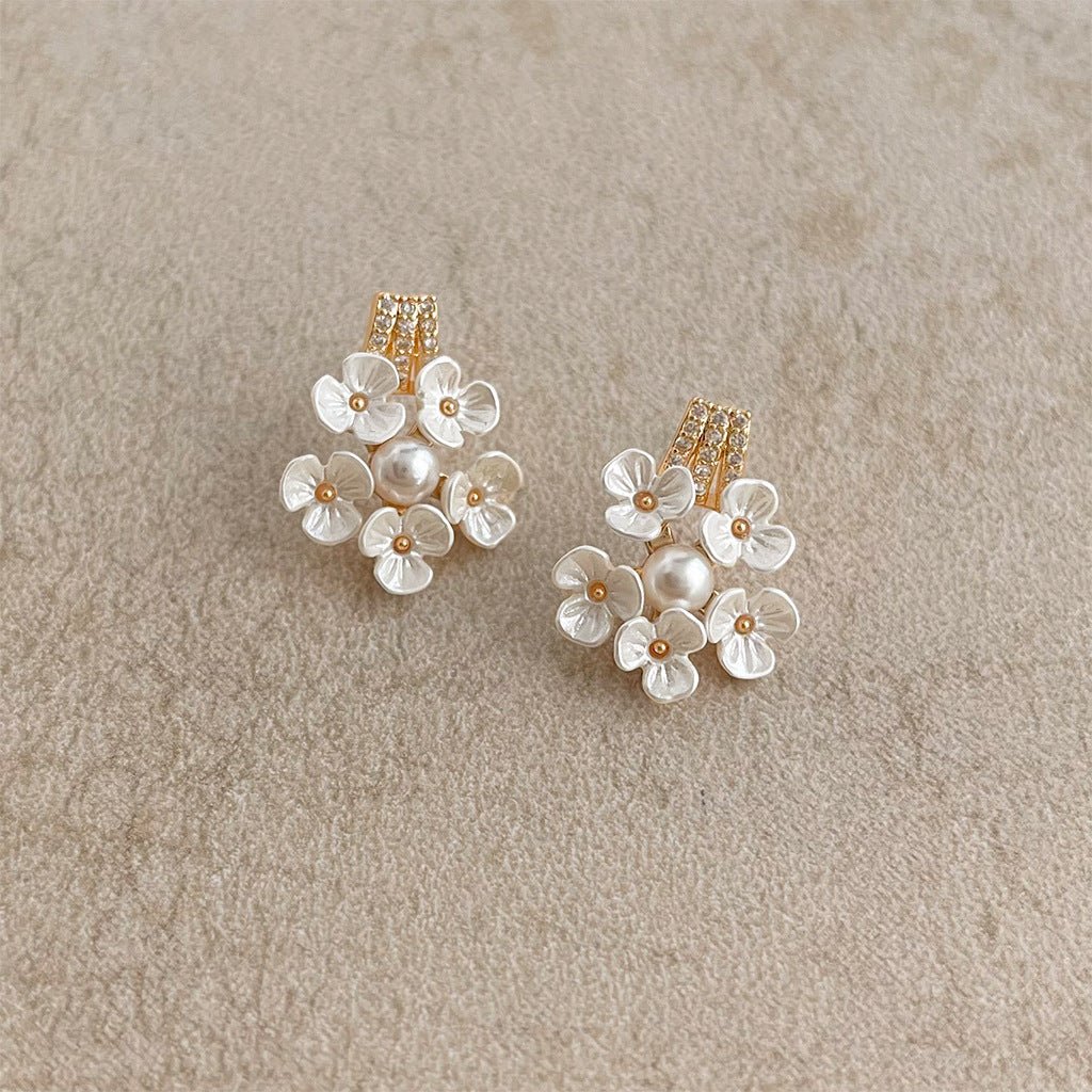 925 Sølvnål 14K Forgyldt Håndlavede Øreringe med Blomsterdesign og Perledetaljer - Lilla Villa