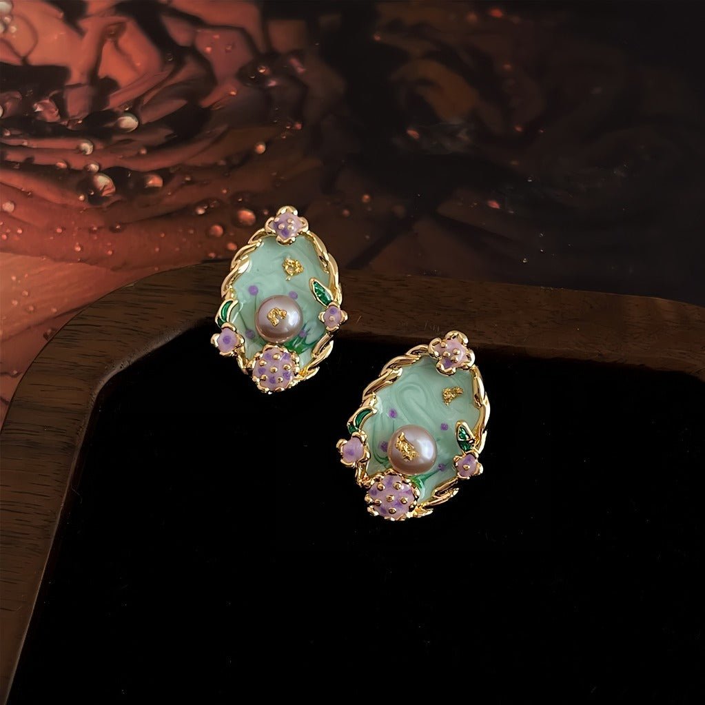 925 Sølvnål 14K Forgyldte Vintage Øreringe med Grøn Emalje og Ferskvandsperle – Elegant Renaissance Design - Lilla Villa