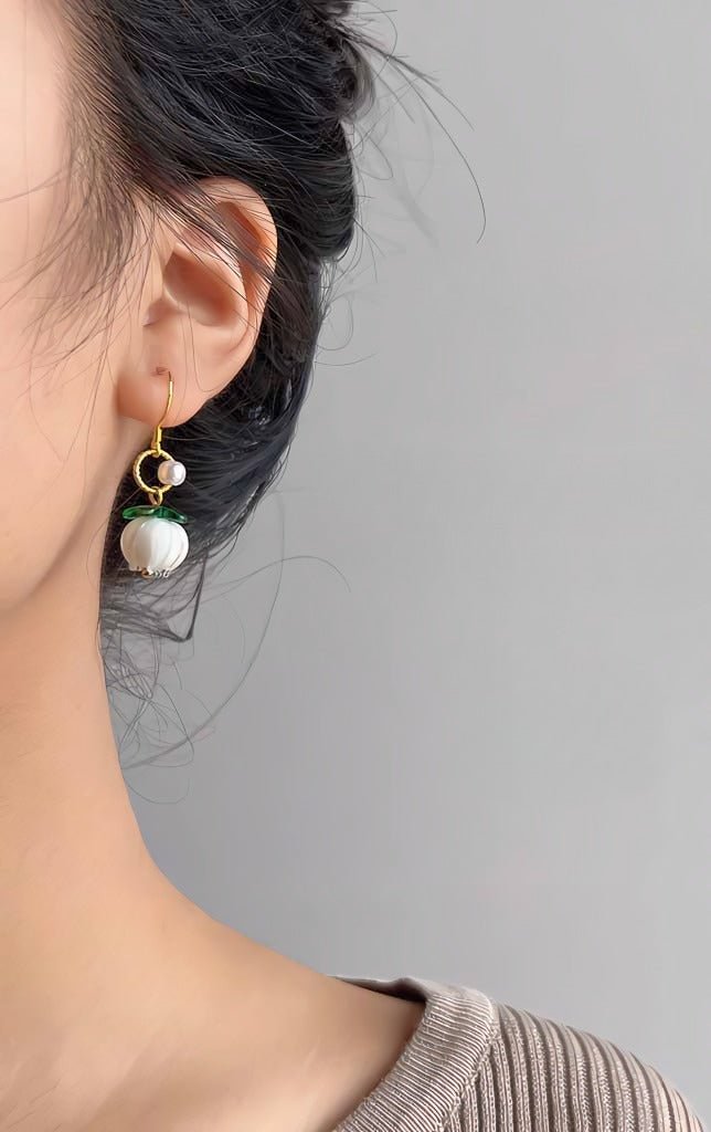 925 Sterling Nål 14K Forgyldt Elegante Krogøreringe med Håndlavet Glas Lotusblomst – Unikt og Delikat Design - Lilla Villa
