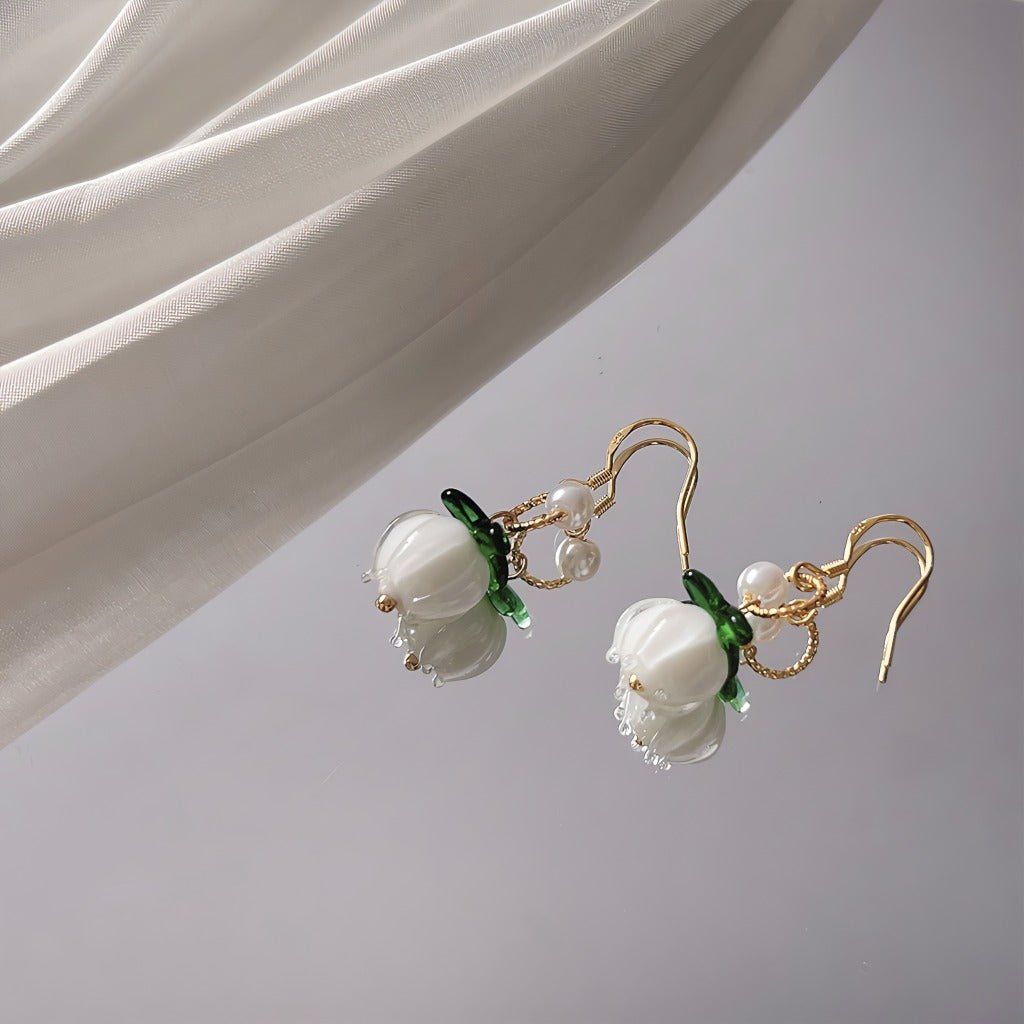 925 Sterling Nål 14K Forgyldt Elegante Krogøreringe med Håndlavet Glas Lotusblomst – Unikt og Delikat Design - Lilla Villa