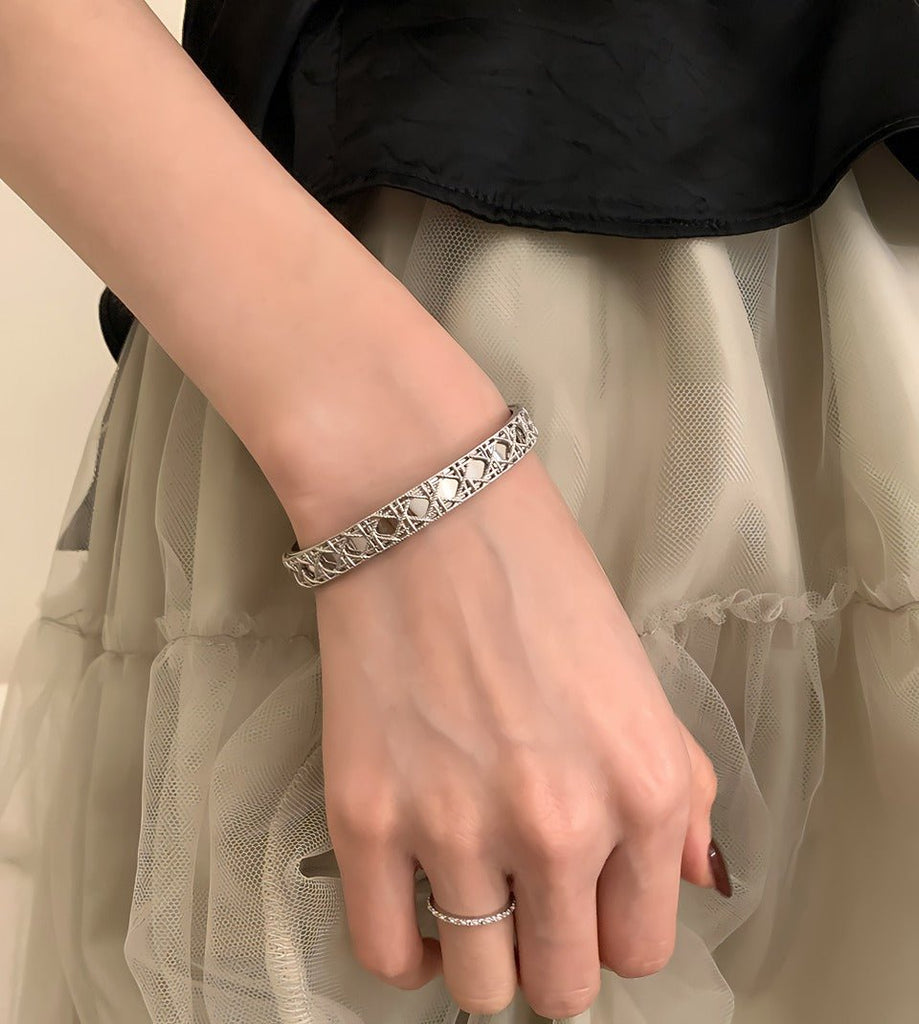 925 Sterling Sølv Åben Armbånd med Udskåret Mønster – Justerbart og Elegant Design - Lilla Villa