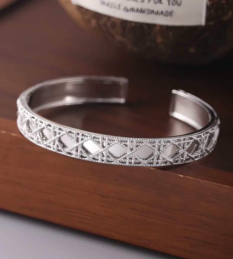 925 Sterling Sølv Åben Armbånd med Udskåret Mønster – Justerbart og Elegant Design - Lilla Villa