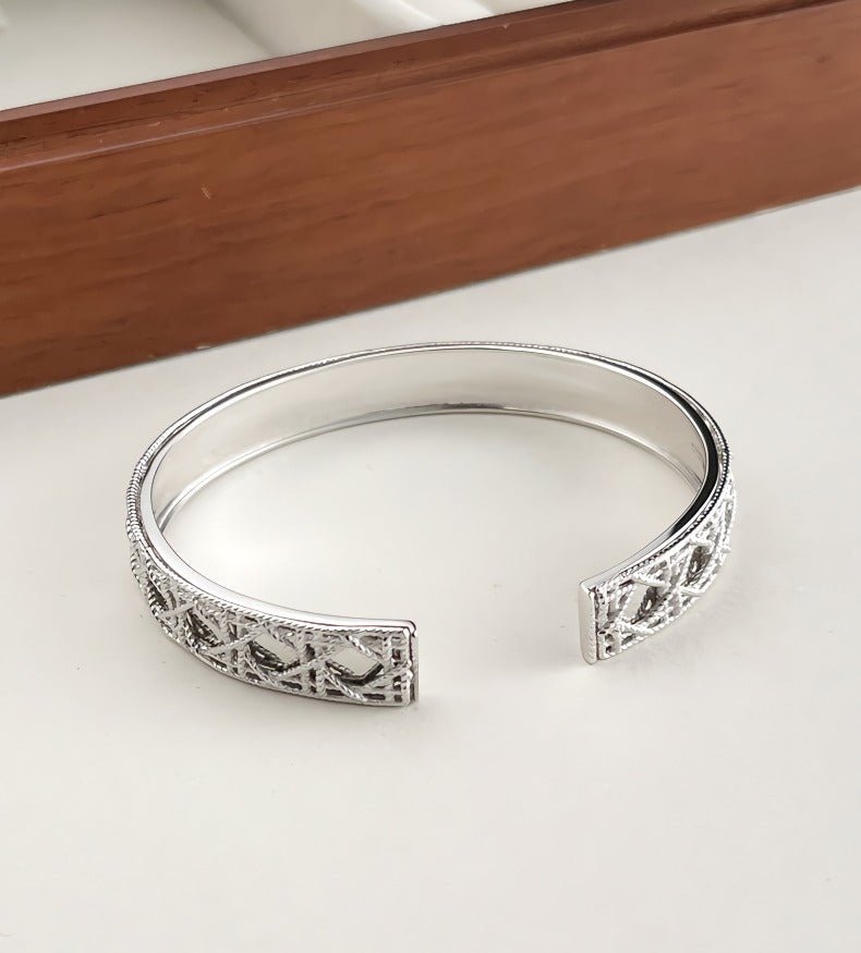 925 Sterling Sølv Åben Armbånd med Udskåret Mønster – Justerbart og Elegant Design - Lilla Villa