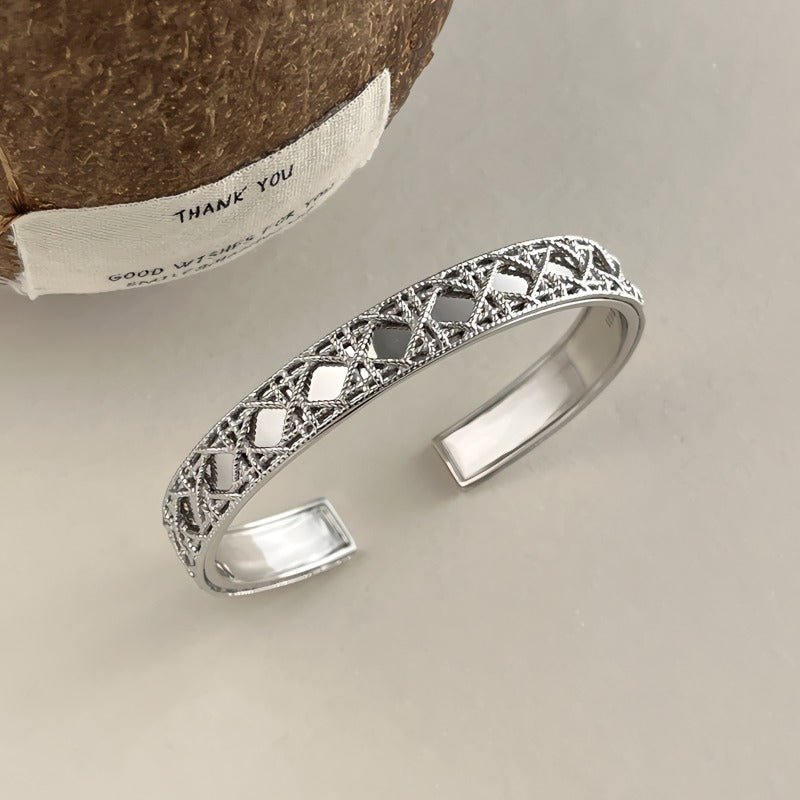 925 Sterling Sølv Åben Armbånd med Udskåret Mønster – Justerbart og Elegant Design - Lilla Villa