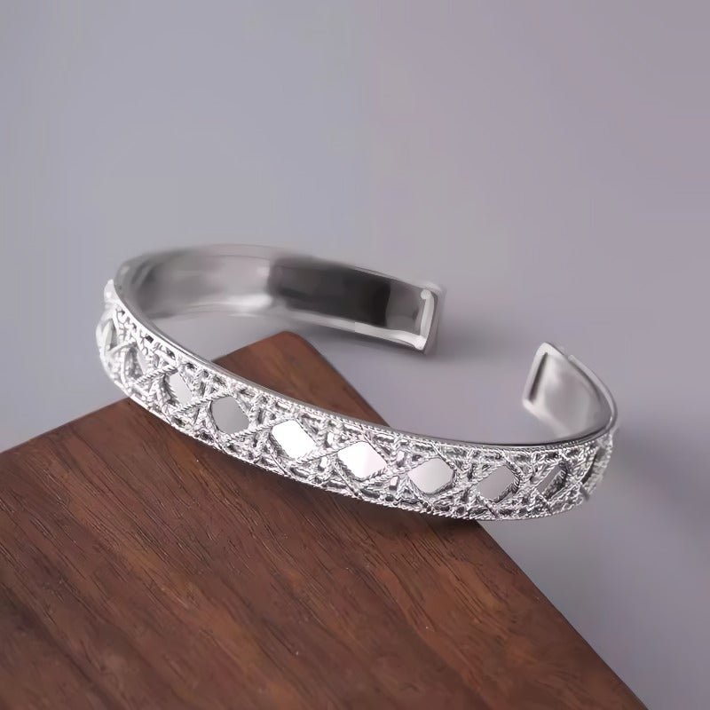 925 Sterling Sølv Åben Armbånd med Udskåret Mønster – Justerbart og Elegant Design - Lilla Villa
