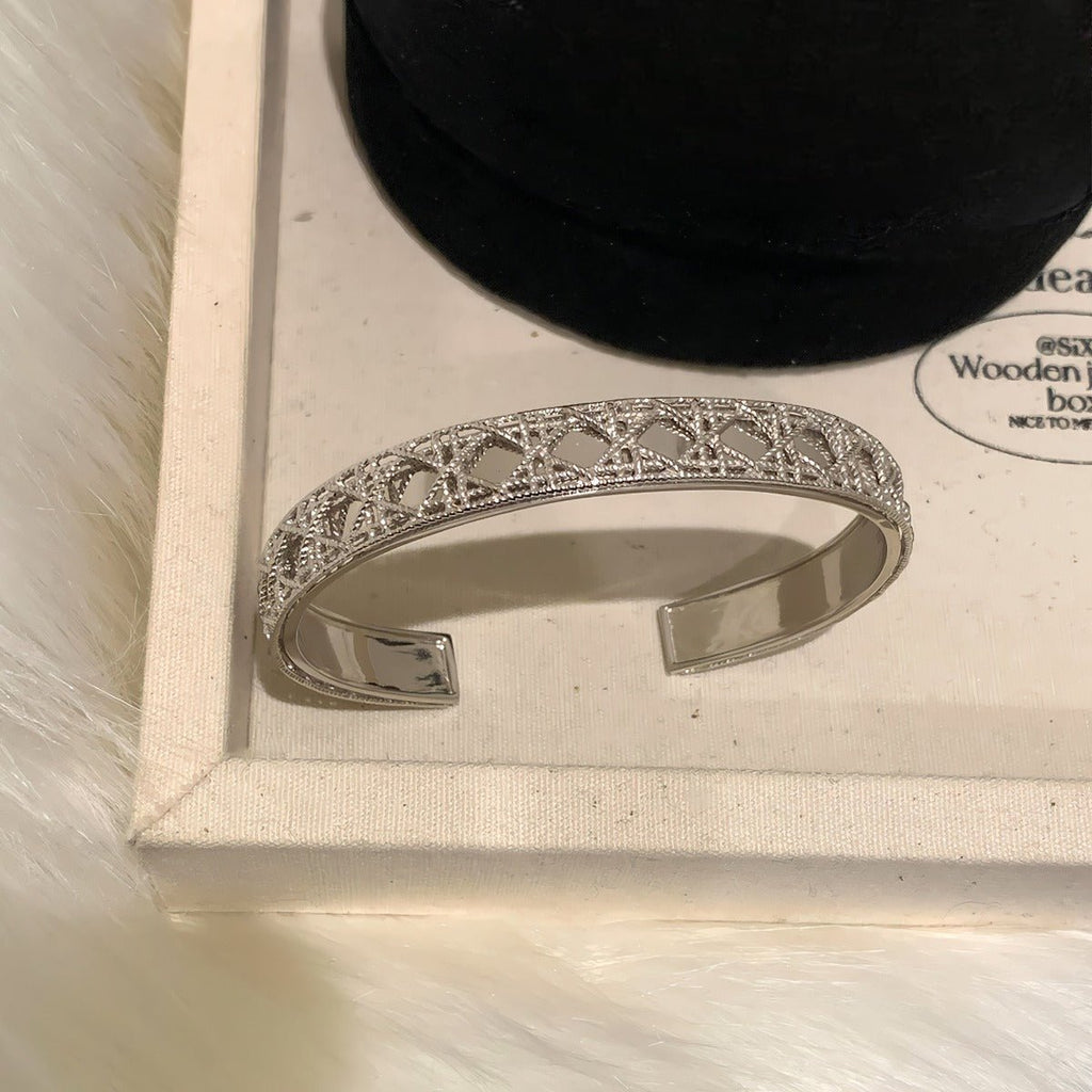 925 Sterling Sølv Åben Armbånd med Udskåret Mønster – Justerbart og Elegant Design - Lilla Villa