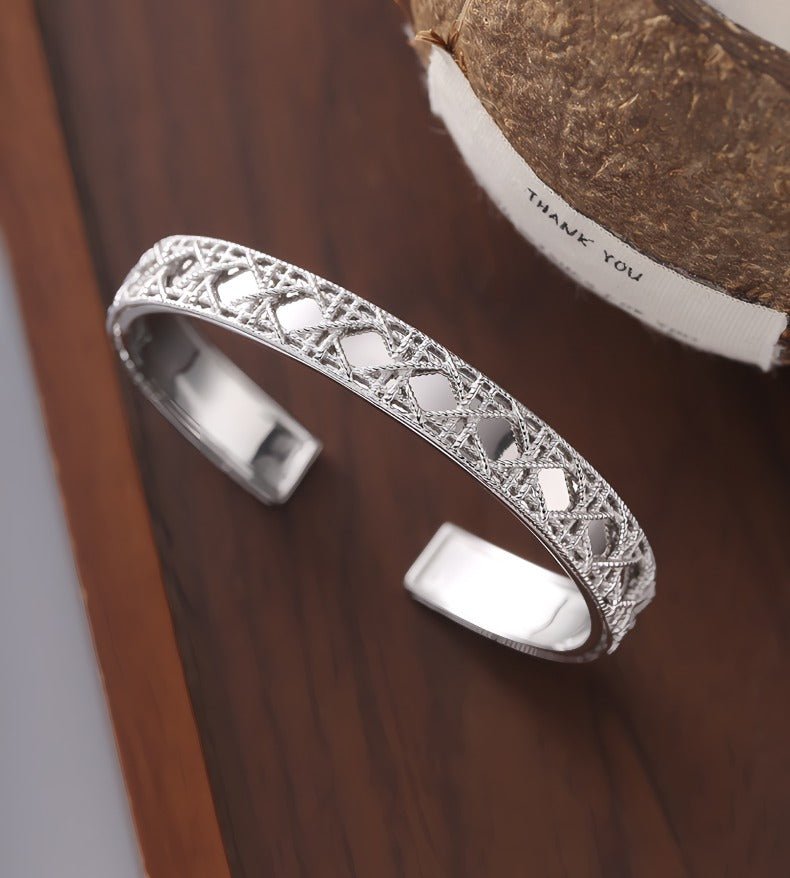 925 Sterling Sølv Åben Armbånd med Udskåret Mønster – Justerbart og Elegant Design - Lilla Villa