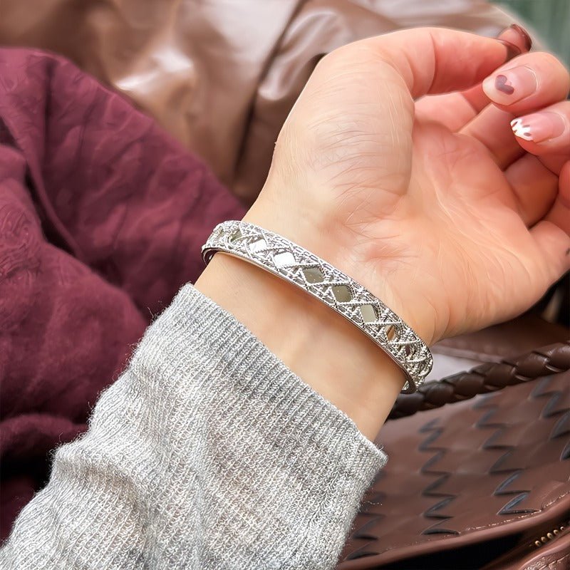 925 Sterling Sølv Åben Armbånd med Udskåret Mønster – Justerbart og Elegant Design - Lilla Villa