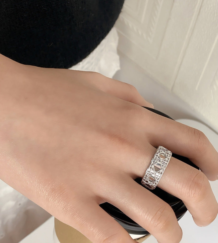 925 Sterling Sølv Bred Justerbar Ring med Udskåret Mønster – Elegant og Vintage - Inspireret Design - Lilla Villa