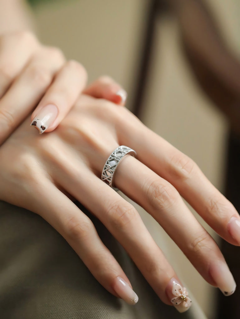 925 Sterling Sølv Bred Justerbar Ring med Udskåret Mønster – Elegant og Vintage - Inspireret Design - Lilla Villa