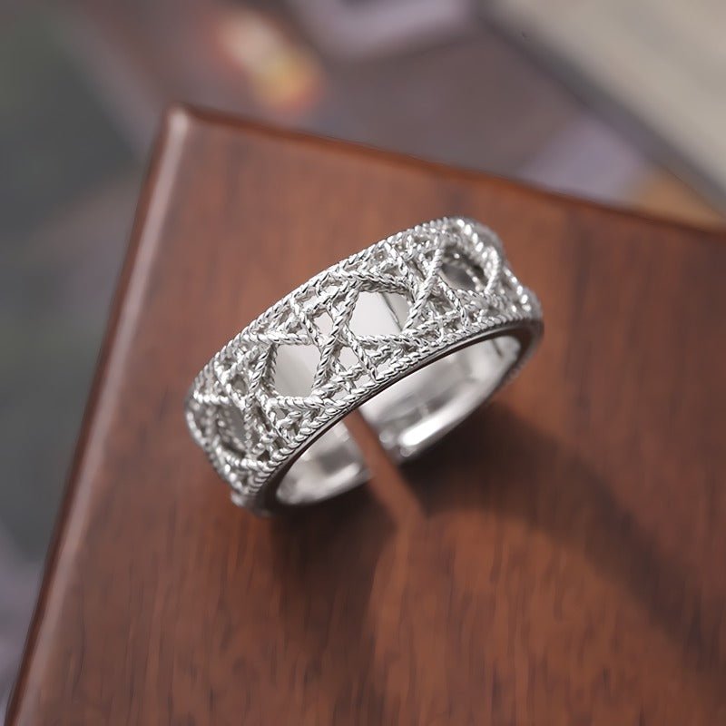 925 Sterling Sølv Bred Justerbar Ring med Udskåret Mønster – Elegant og Vintage - Inspireret Design - Lilla Villa