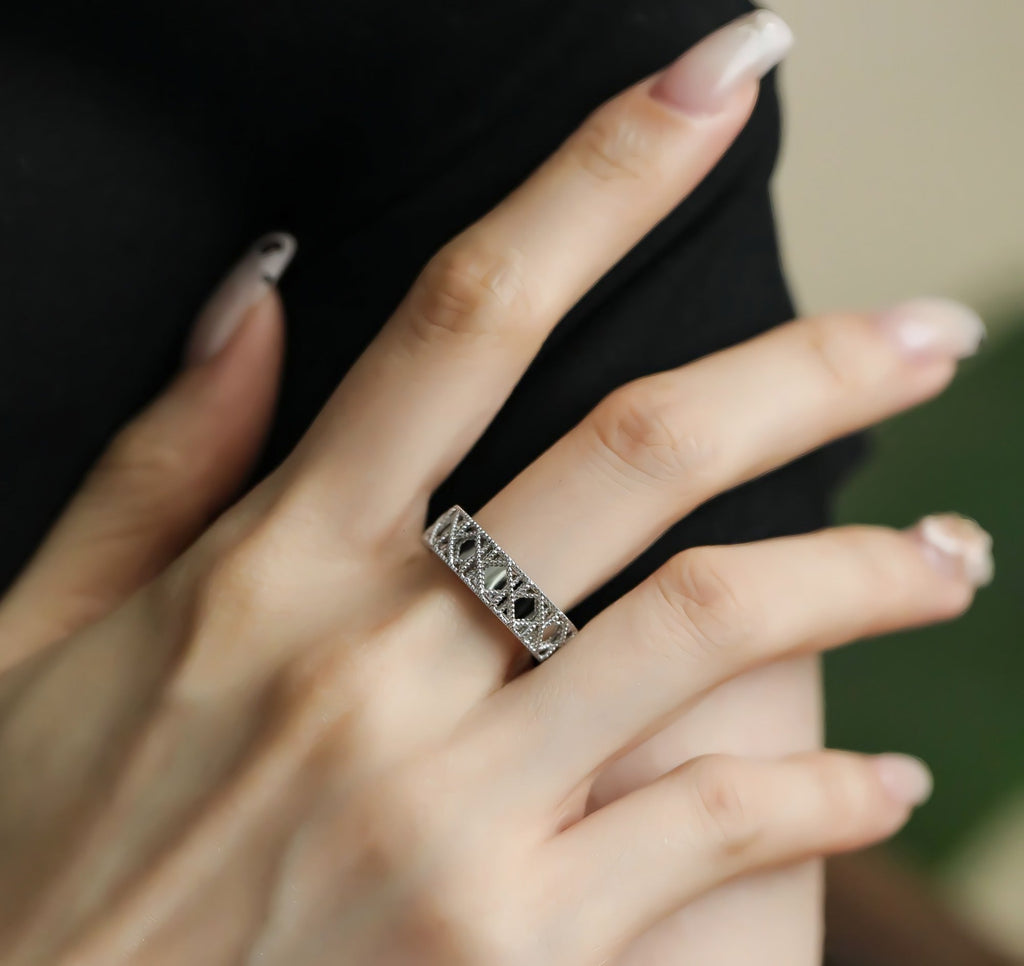 925 Sterling Sølv Bred Justerbar Ring med Udskåret Mønster – Elegant og Vintage - Inspireret Design - Lilla Villa