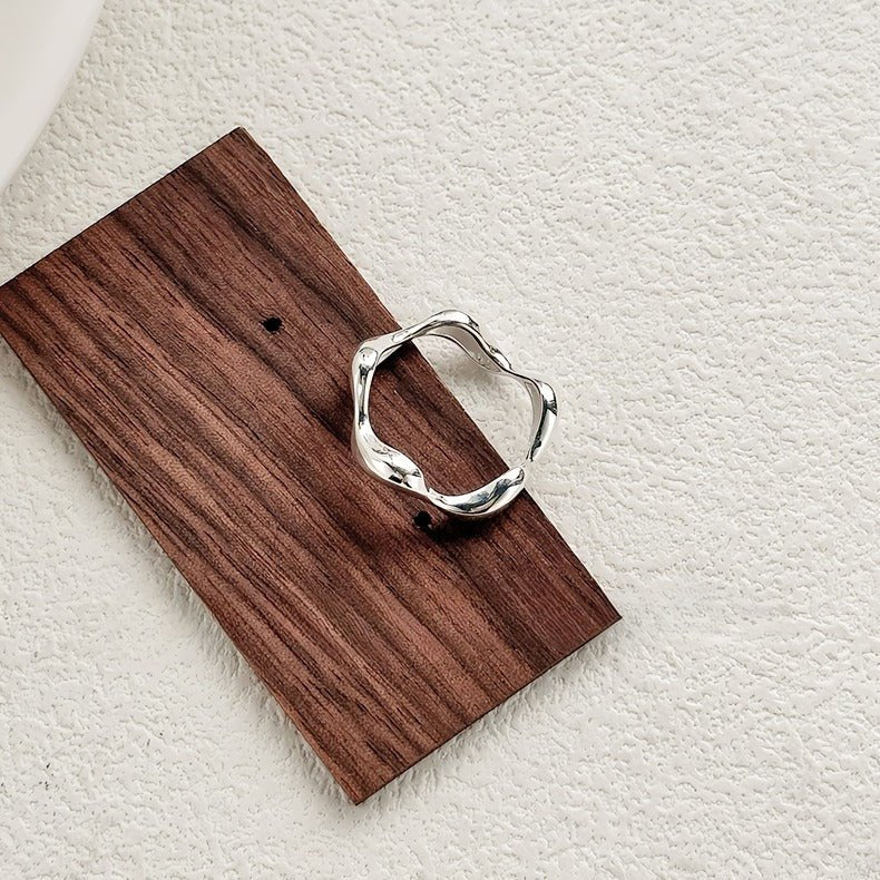925 Sterling Sølv Justerbar Ring i Bølget Design – Minimalistisk og Elegant - Lilla Villa