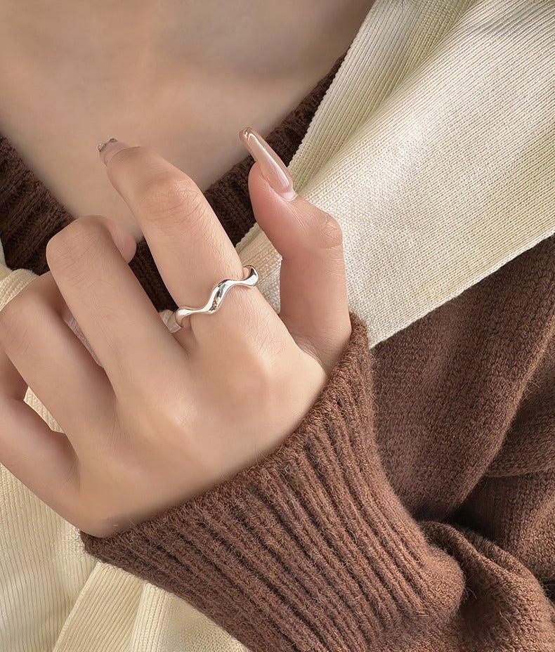 925 Sterling Sølv Justerbar Ring i Bølget Design – Minimalistisk og Elegant - Lilla Villa