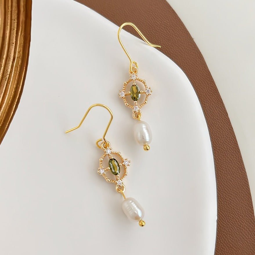 925 sterling sølv nål 14K Guldbelagt Elegant Peridot & Ferskvandsperle Øreringe – Håndlavet med Krystal Detaljer - Lilla Villa