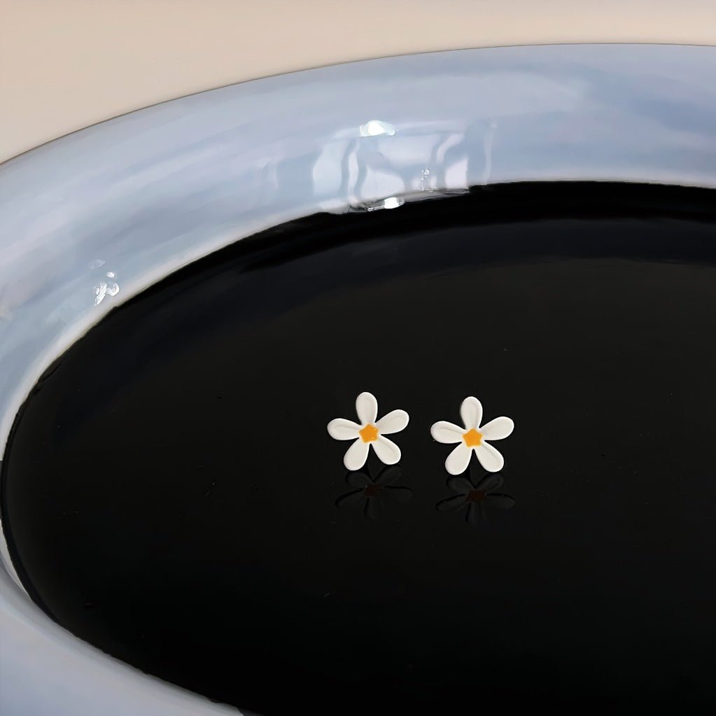 925 sterling sølv nål blomsterformede mini øreringe – håndmalet og elegant - Lilla Villa
