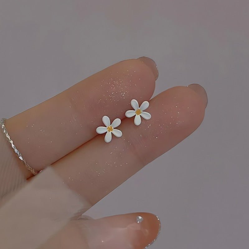 925 sterling sølv nål blomsterformede mini øreringe – håndmalet og elegant - Lilla Villa