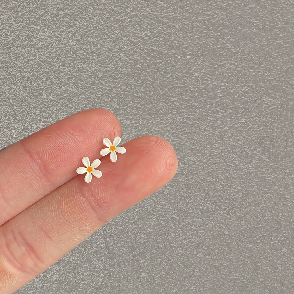 925 sterling sølv nål blomsterformede mini øreringe – håndmalet og elegant - Lilla Villa