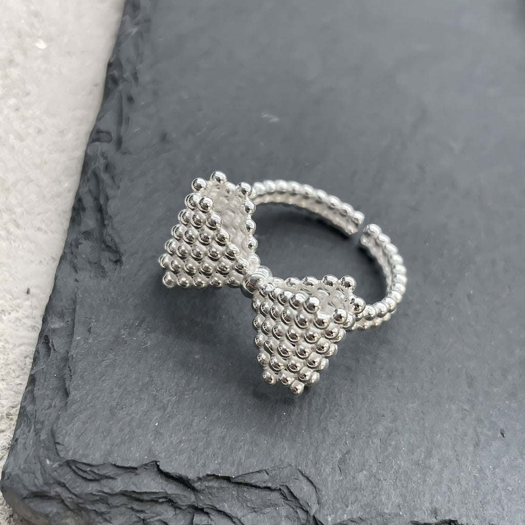 925 Sterling Sølv Sløjfe Formet Ring – Elegant og Justerbar Design - Lilla Villa