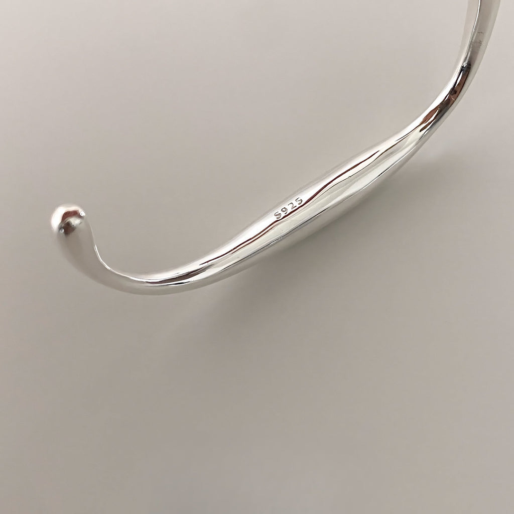 925 Sterling Sølv Uregelmæssig Strømlinet Justerbart Armbånd – Elegant og Moderne Design - Lilla Villa