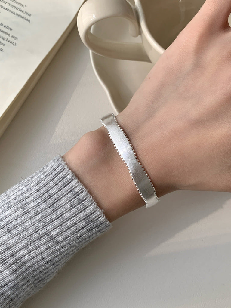 925 Sterlingsølv Bølget Åbent Armbånd – Mat, Børstet og Elegant - Lilla Villa