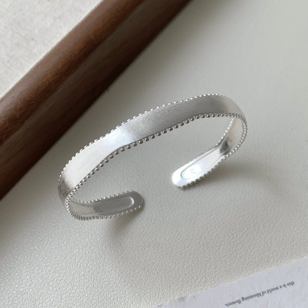 925 Sterlingsølv Bølget Åbent Armbånd – Mat, Børstet og Elegant - Lilla Villa