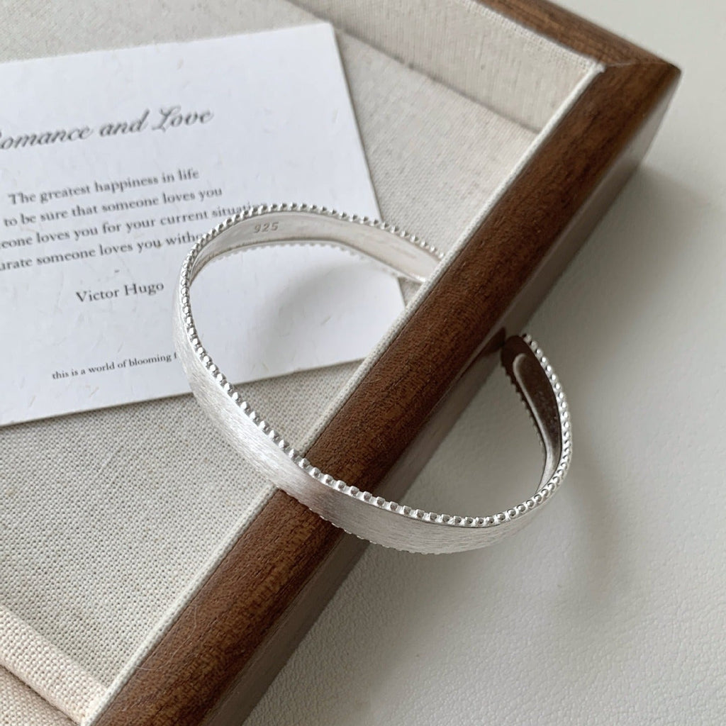 925 Sterlingsølv Bølget Åbent Armbånd – Mat, Børstet og Elegant - Lilla Villa