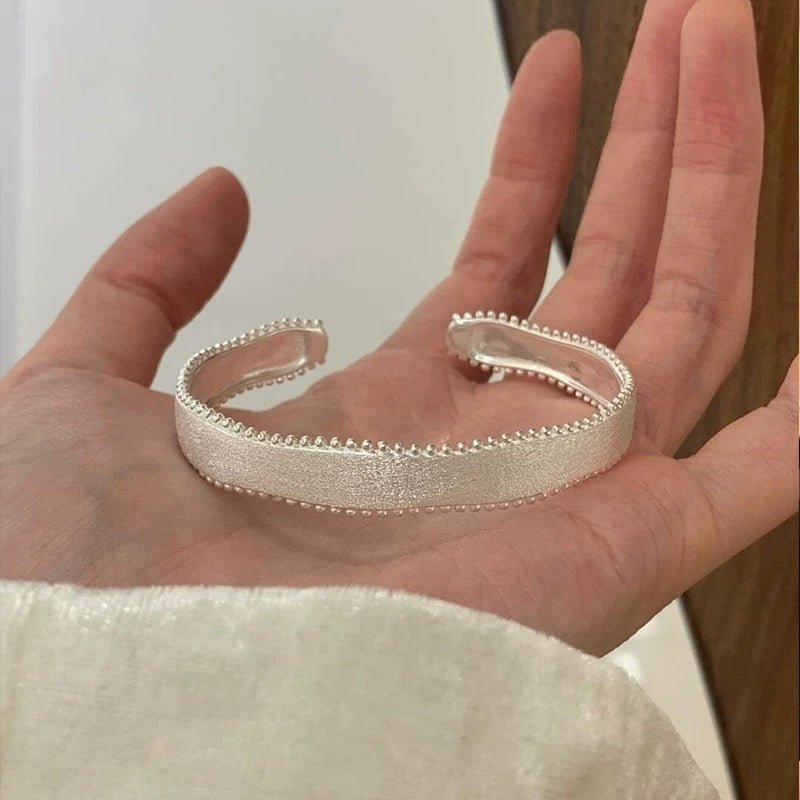 925 Sterlingsølv Bølget Åbent Armbånd – Mat, Børstet og Elegant - Lilla Villa